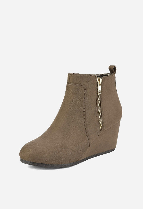Botines de cuña de ante con punta afilada
