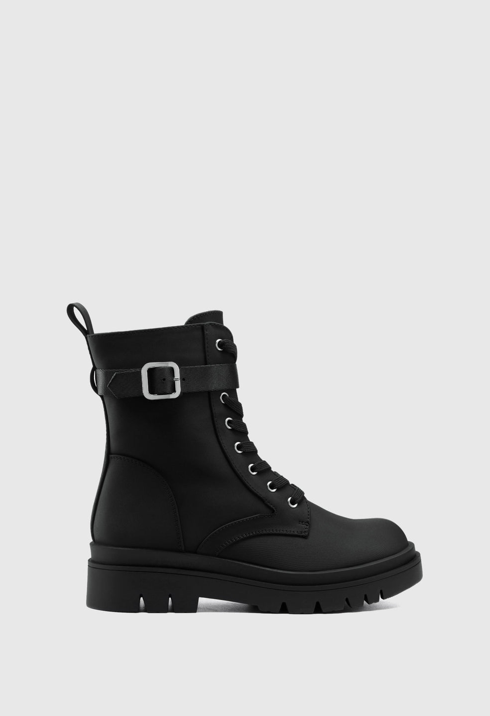 Botas militares de plataforma con cordones y suela con tacos